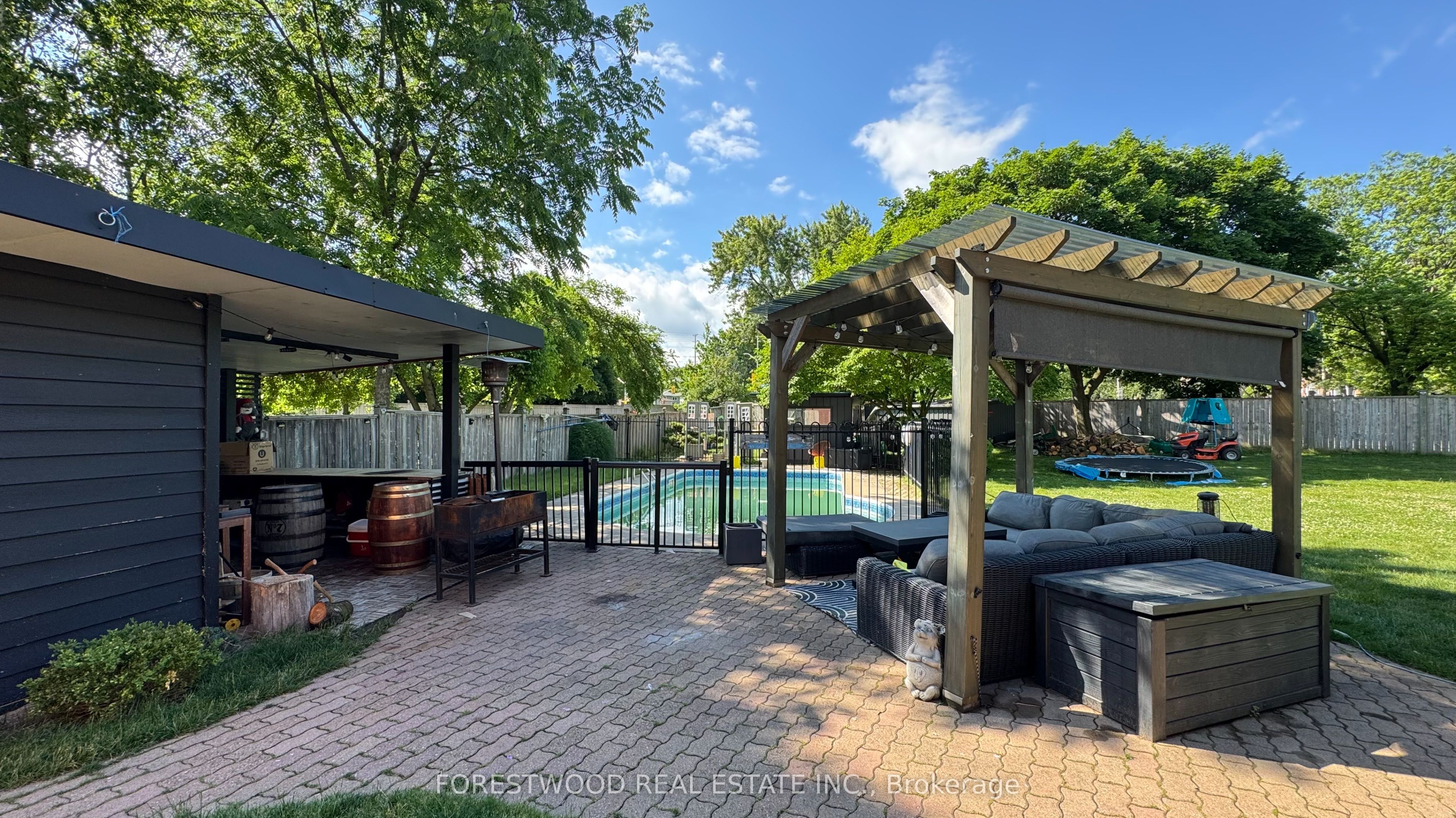 1690 Saltdene Terrace