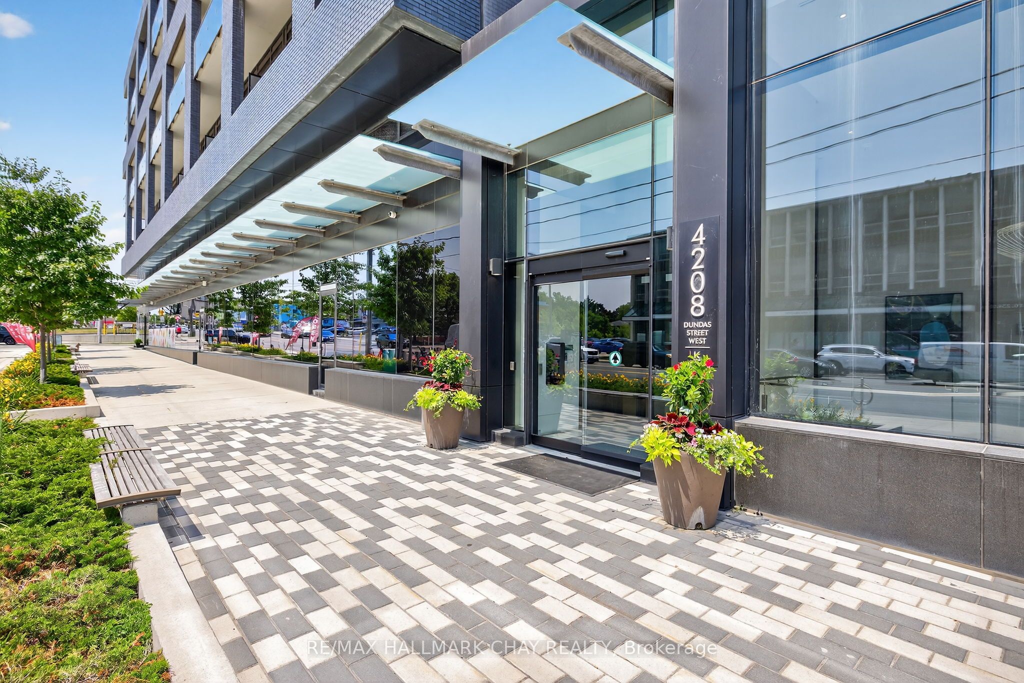 4208 Dundas Street W 522