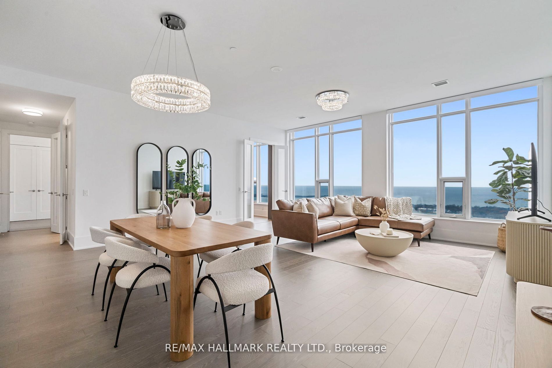 Photo 1 of 39 — 10 York Street 6805, Toronto, ON M5J 2Z2