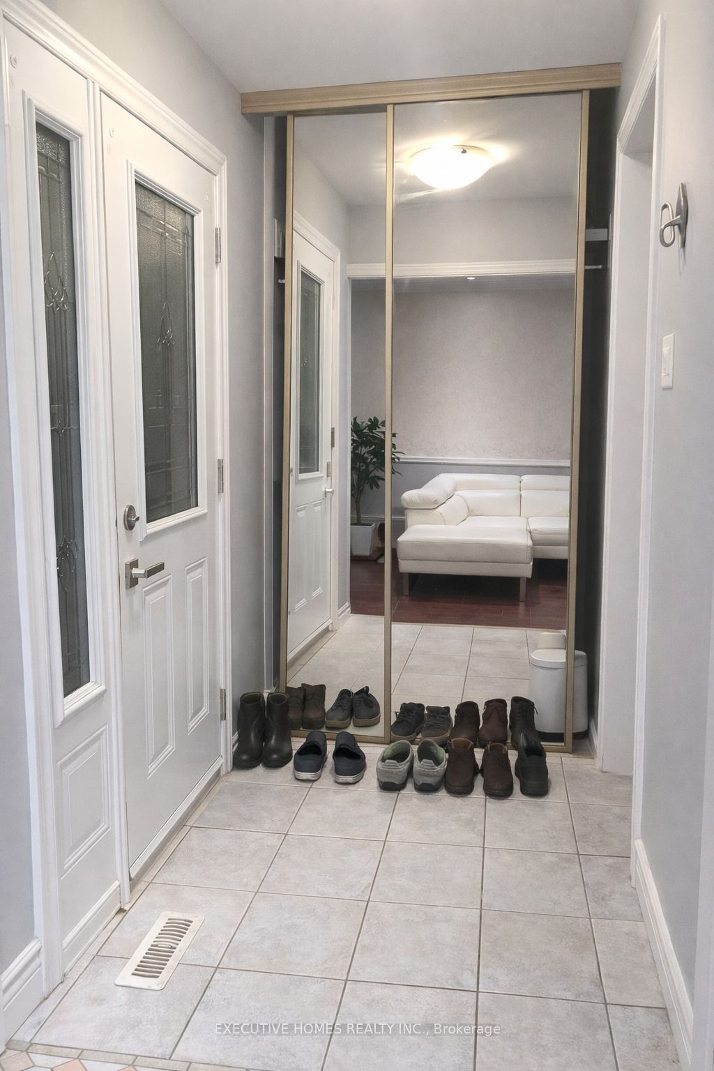 6 Manderley Pl Place