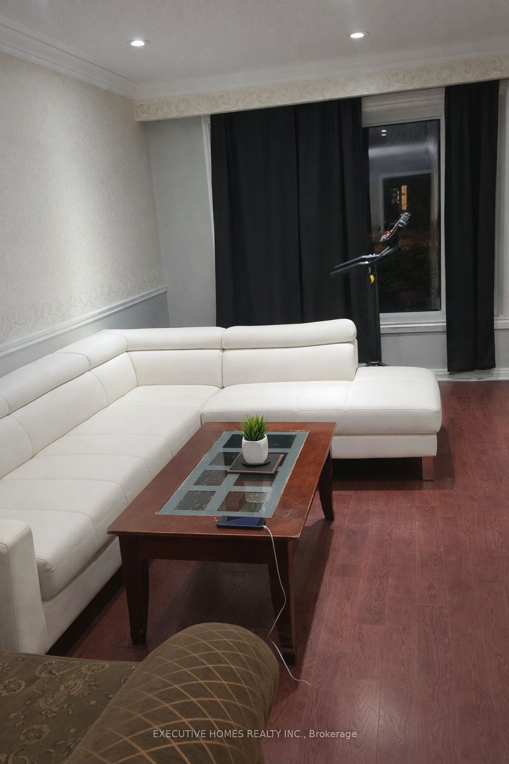 6 Manderley Pl Place