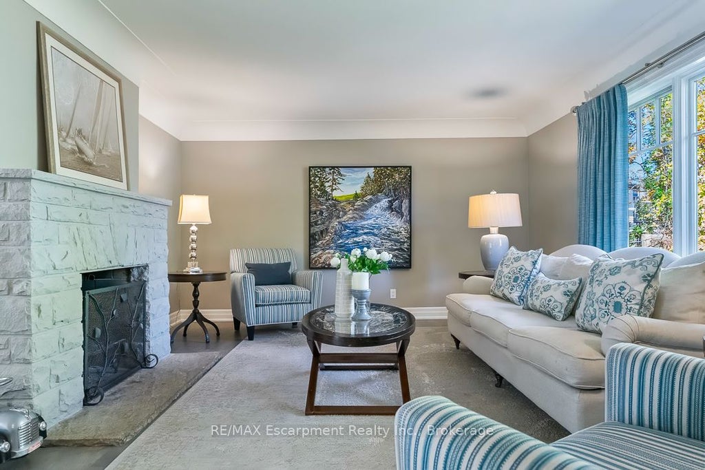 Photo of 278 Carolyn Drive, Oakville, ON L6K 3M6 (MLS # W13245742)