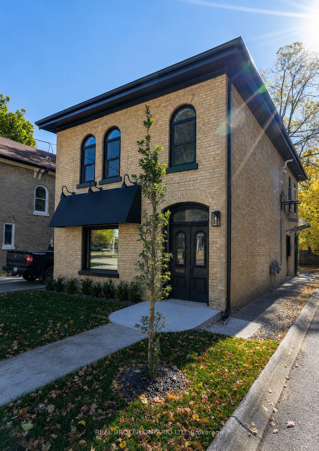 Photo 1 of 33 — 463 King Street, London East, ON N6B 1S8