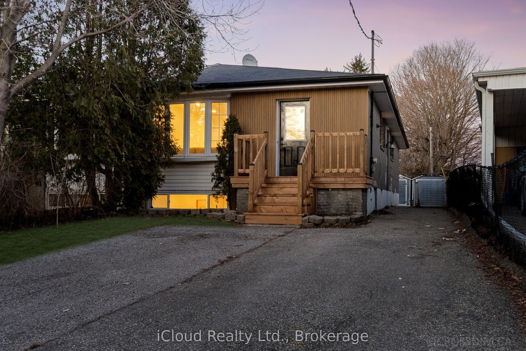 Photo of 107 Bayview Parkway, Newmarket, ON L3Y 3W2 (MLS # N13530510)