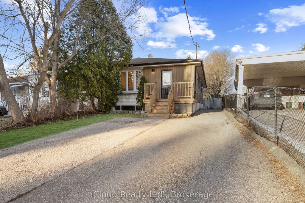 Photo of 107 Bayview Parkway, Newmarket, ON L3Y 3W2 (MLS # N13530510)