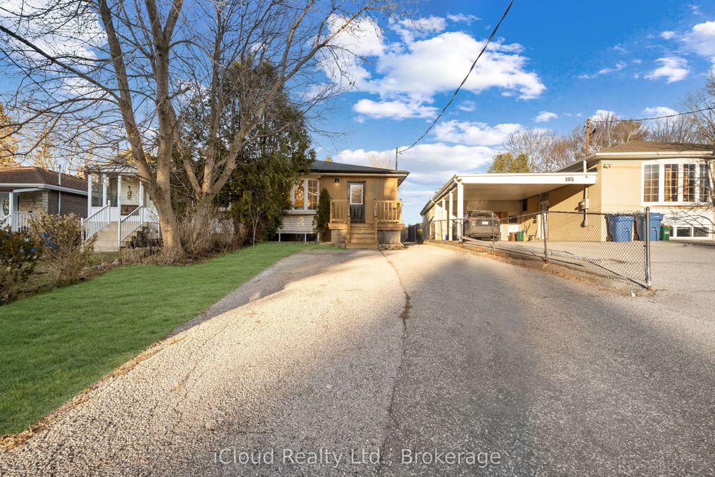 Photo of 107 Bayview Parkway, Newmarket, ON L3Y 3W2 (MLS # N13530510)