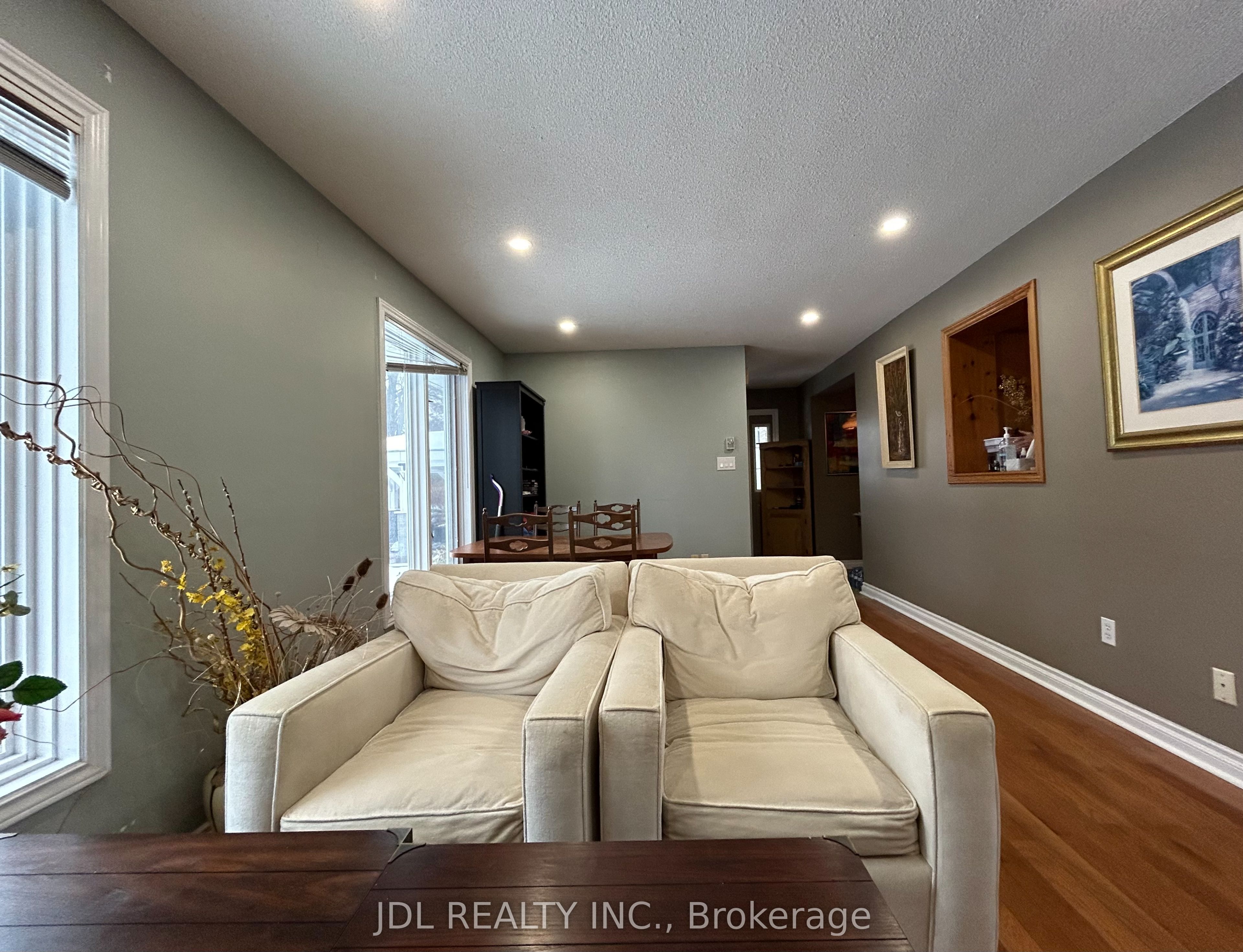 110 Robinson St Street One Bedroom Main Floor