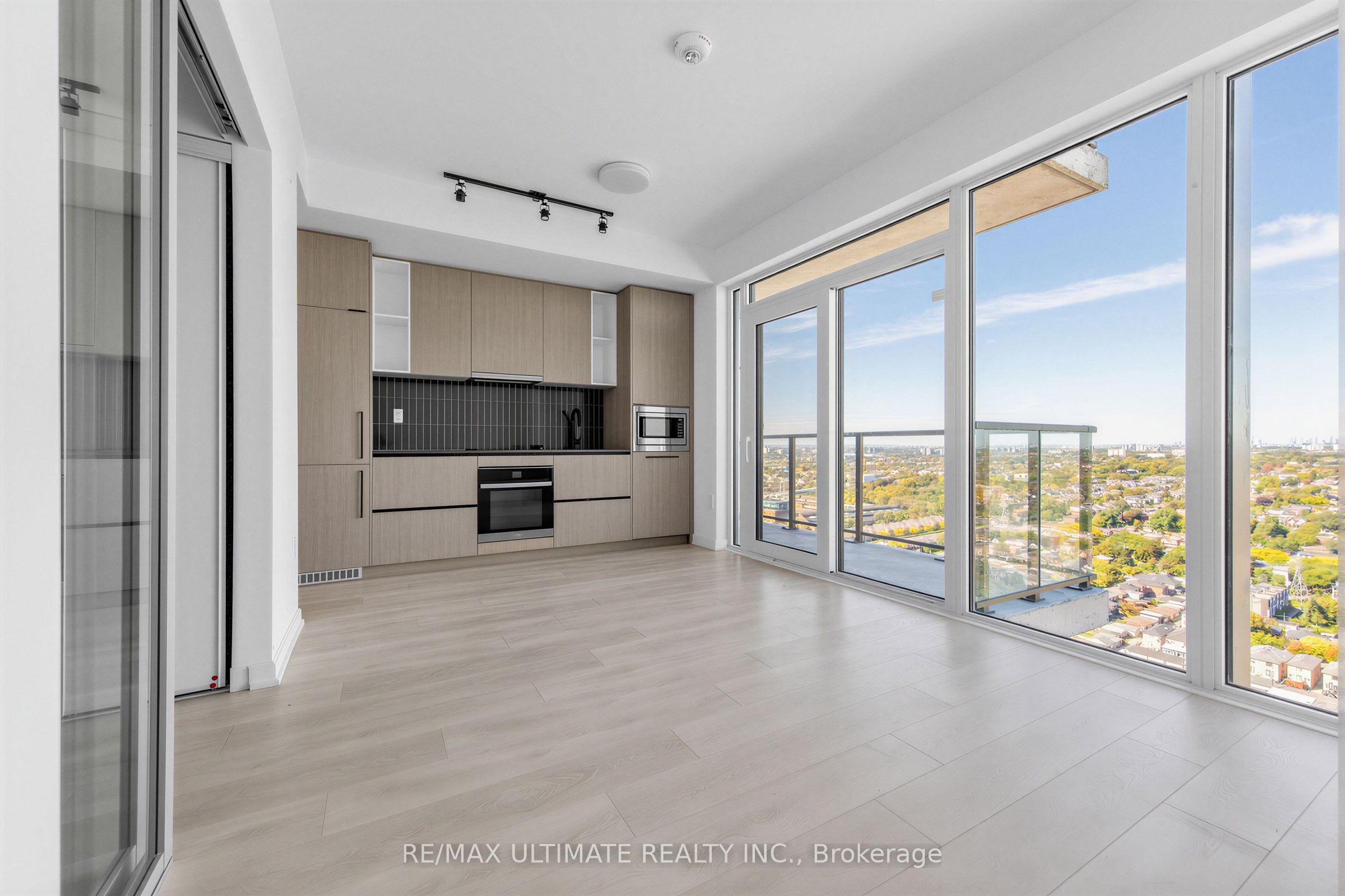 1285 Dupont Street 2807