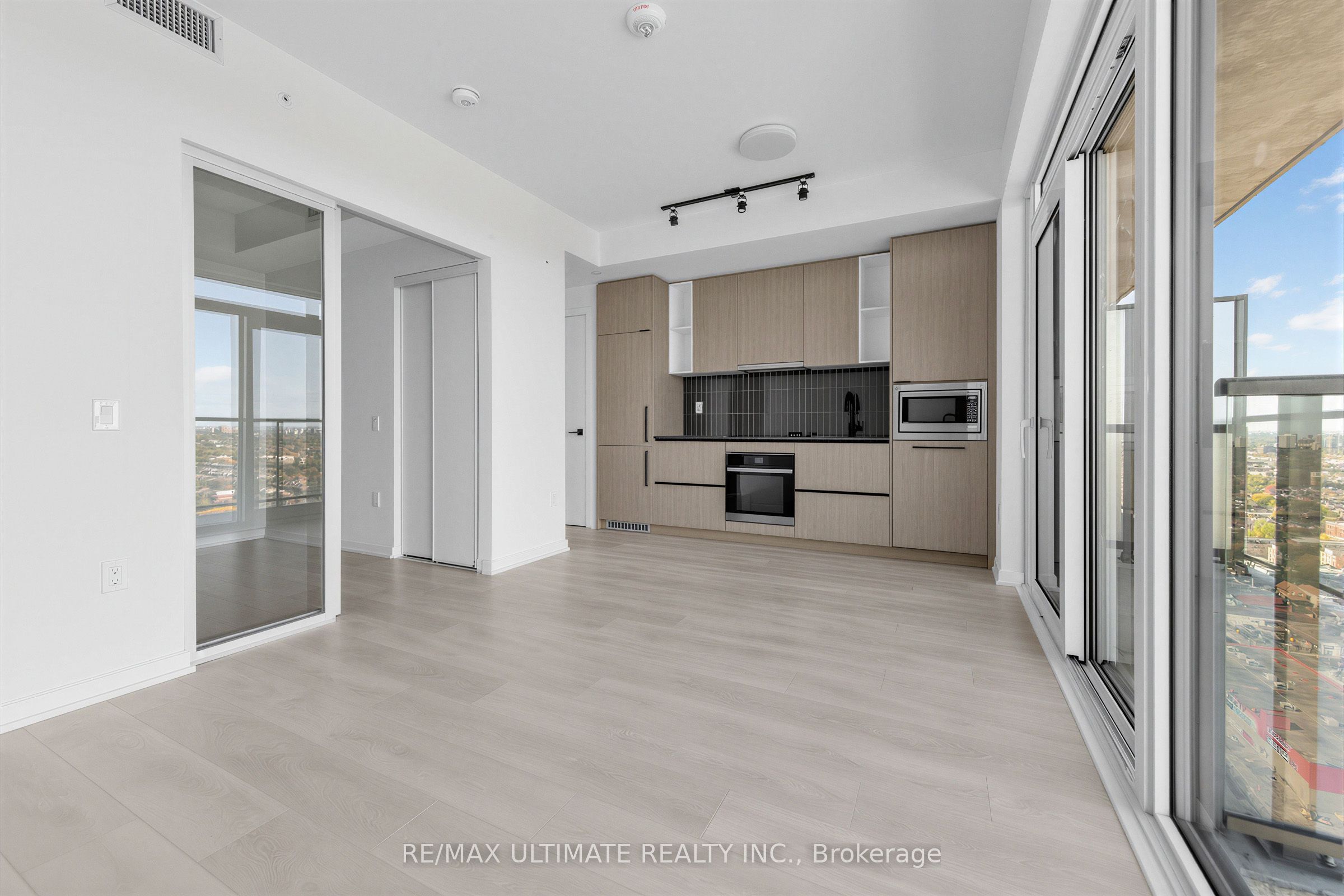 1285 Dupont Street 2807