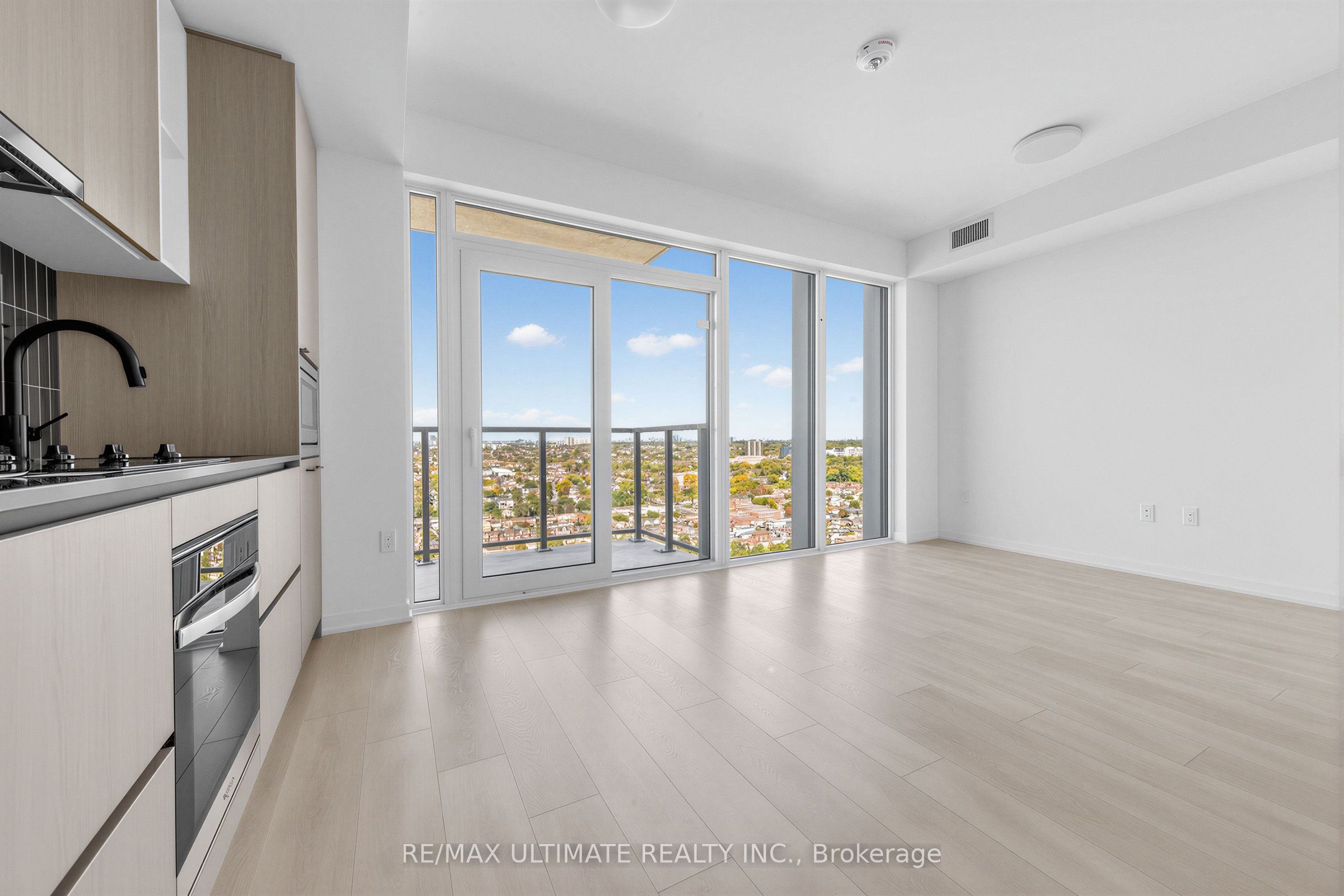 1285 Dupont Street 2807