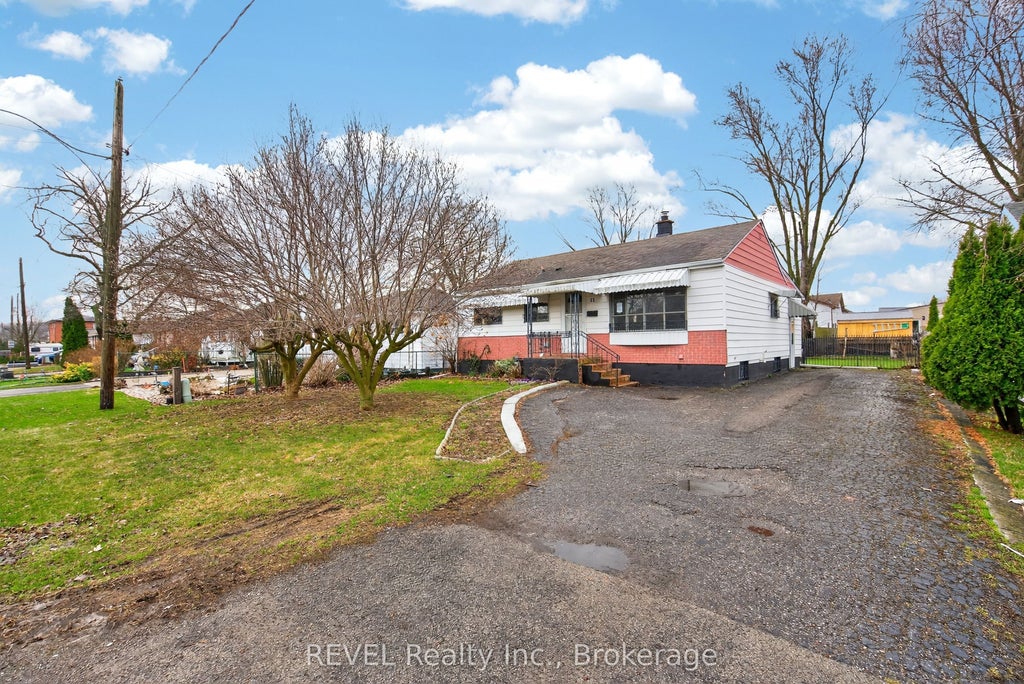 Photo of 15 Vera Street, St. Catharines, ON L2S 1C3 (MLS # X12981098)