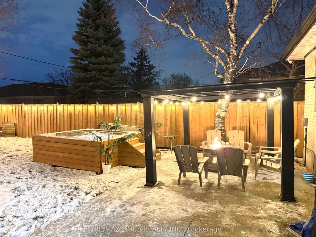 Photo of 189 Kingsview Boulevard, Toronto, ON M9R 1V7 (MLS # W12614688)
