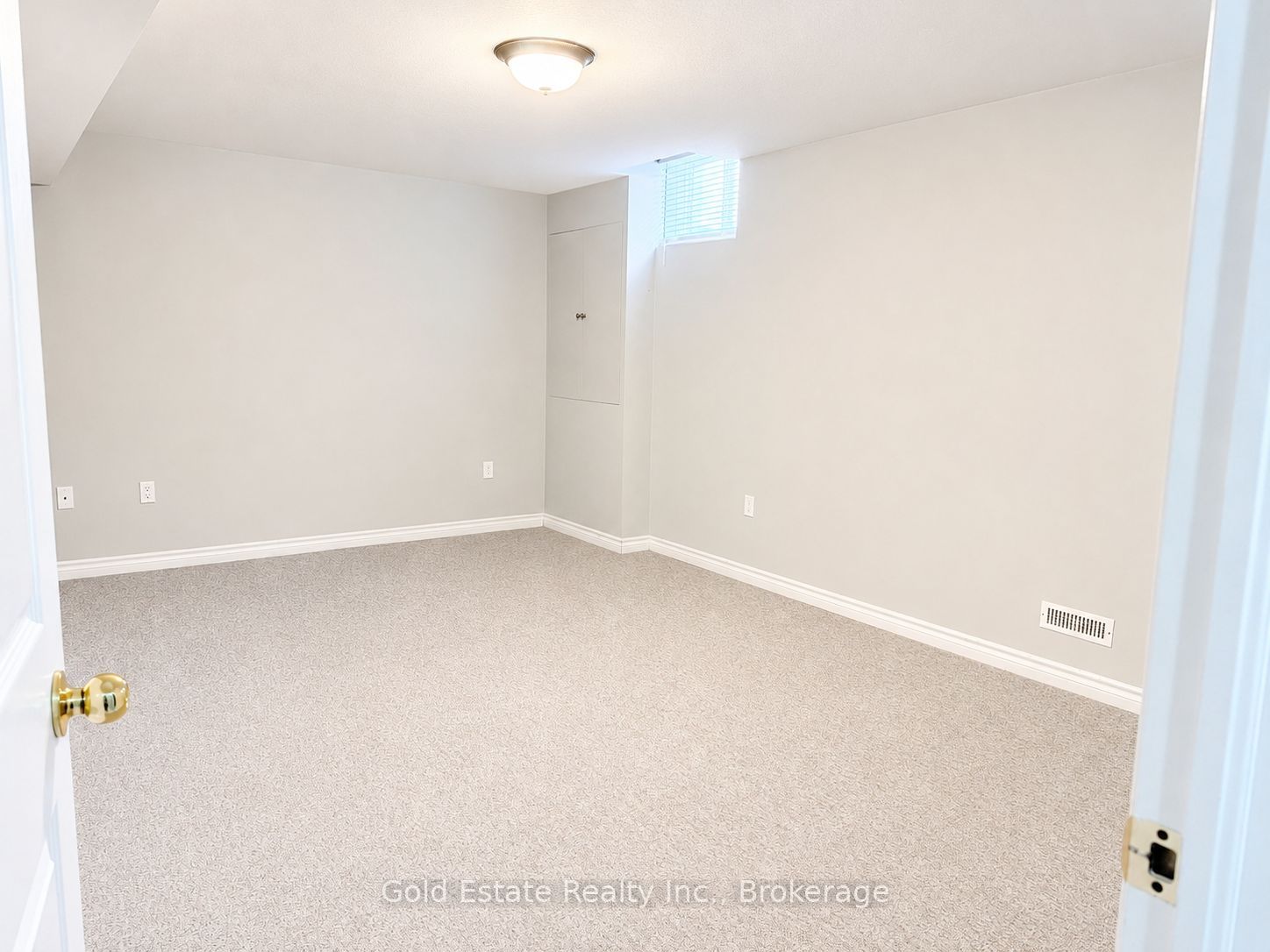 1387 Marshall Crescent LOWER