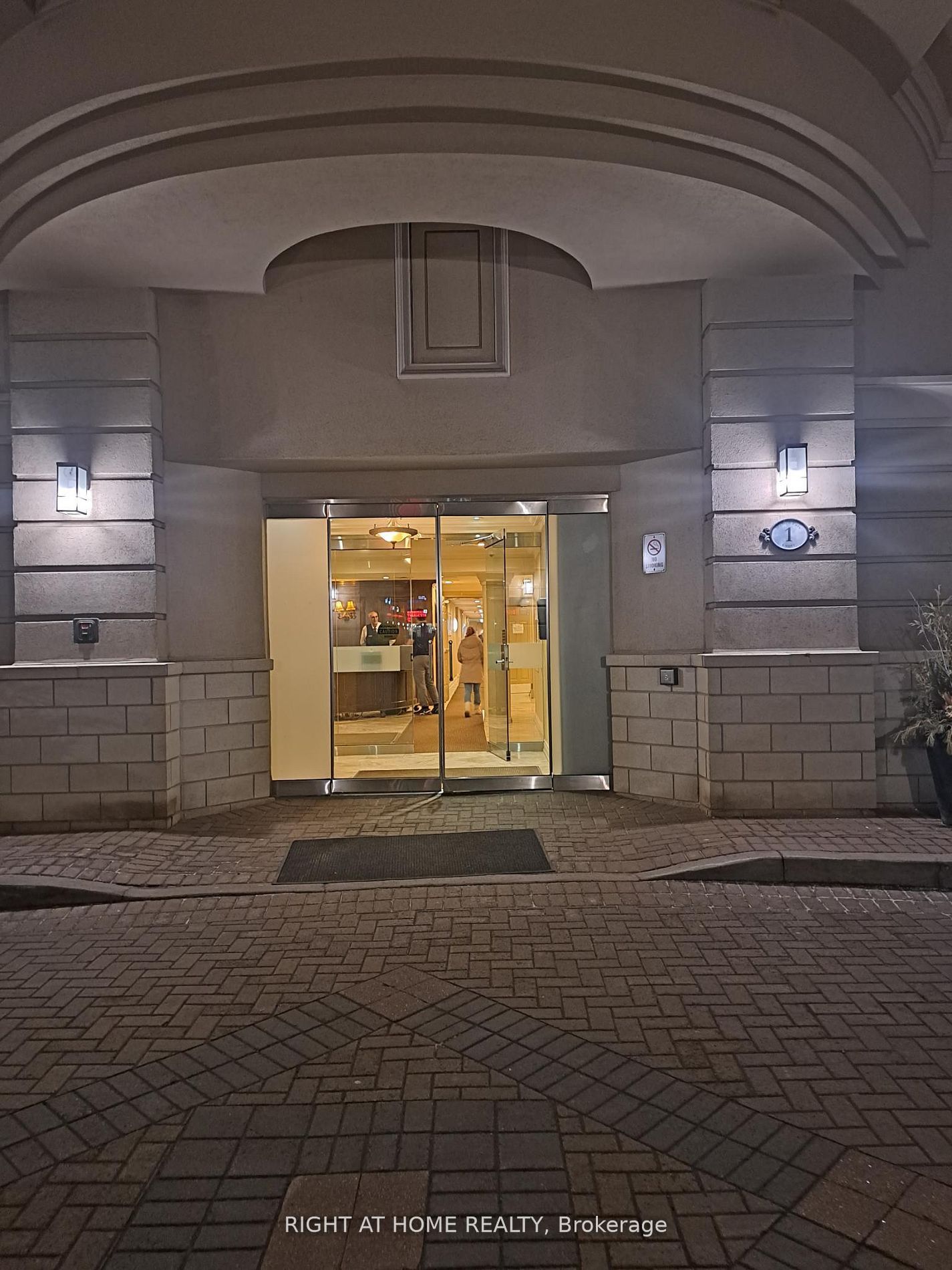 1 Maison Parc Court 704