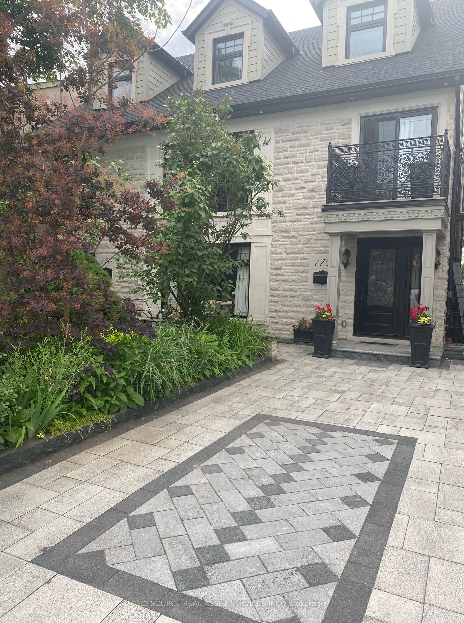 Photo 1 of 16 — 172 Humbercrest Boulevard Main Fl, Toronto, ON M6S 4L3