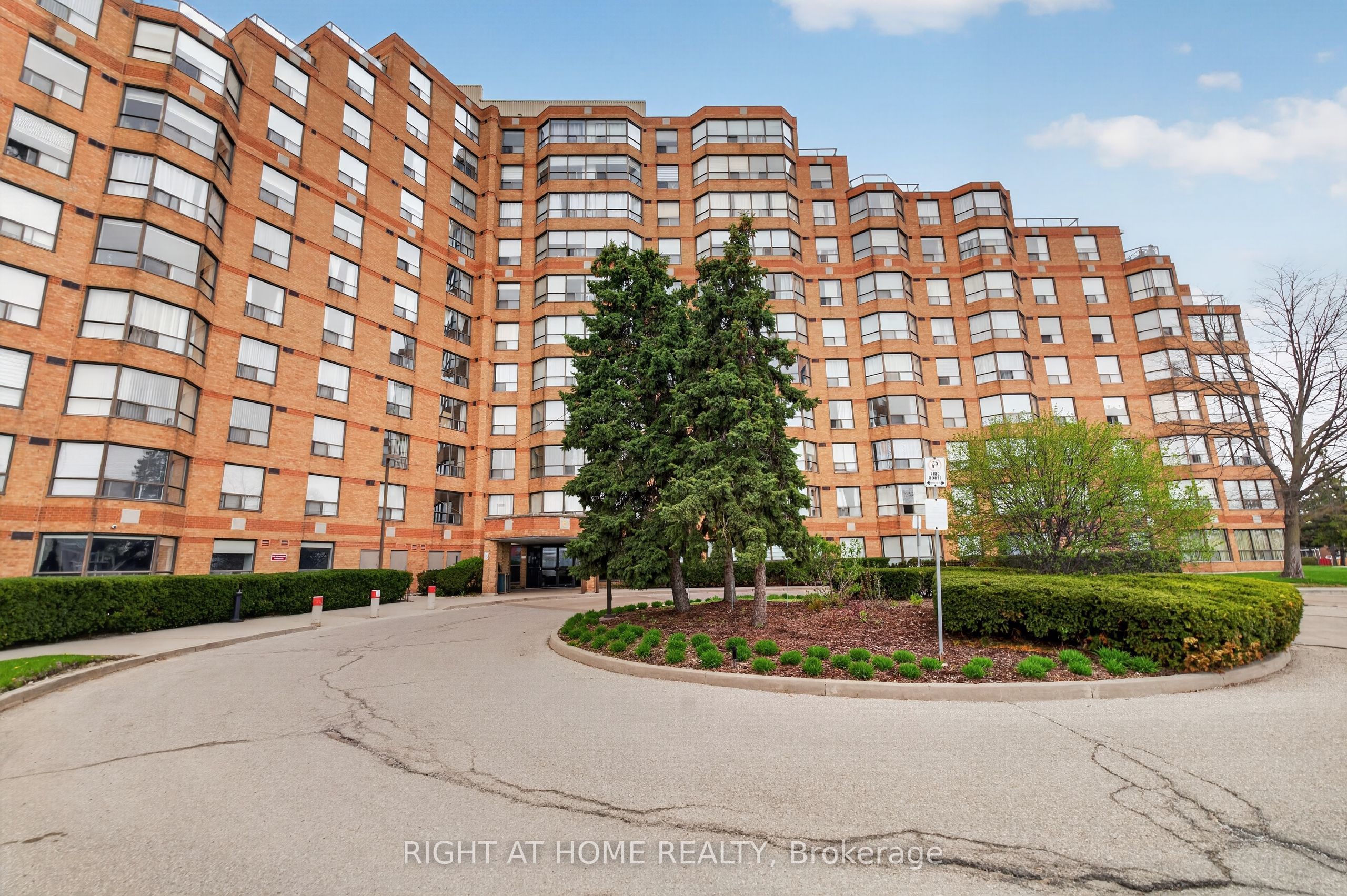 6 Humberline Drive 323