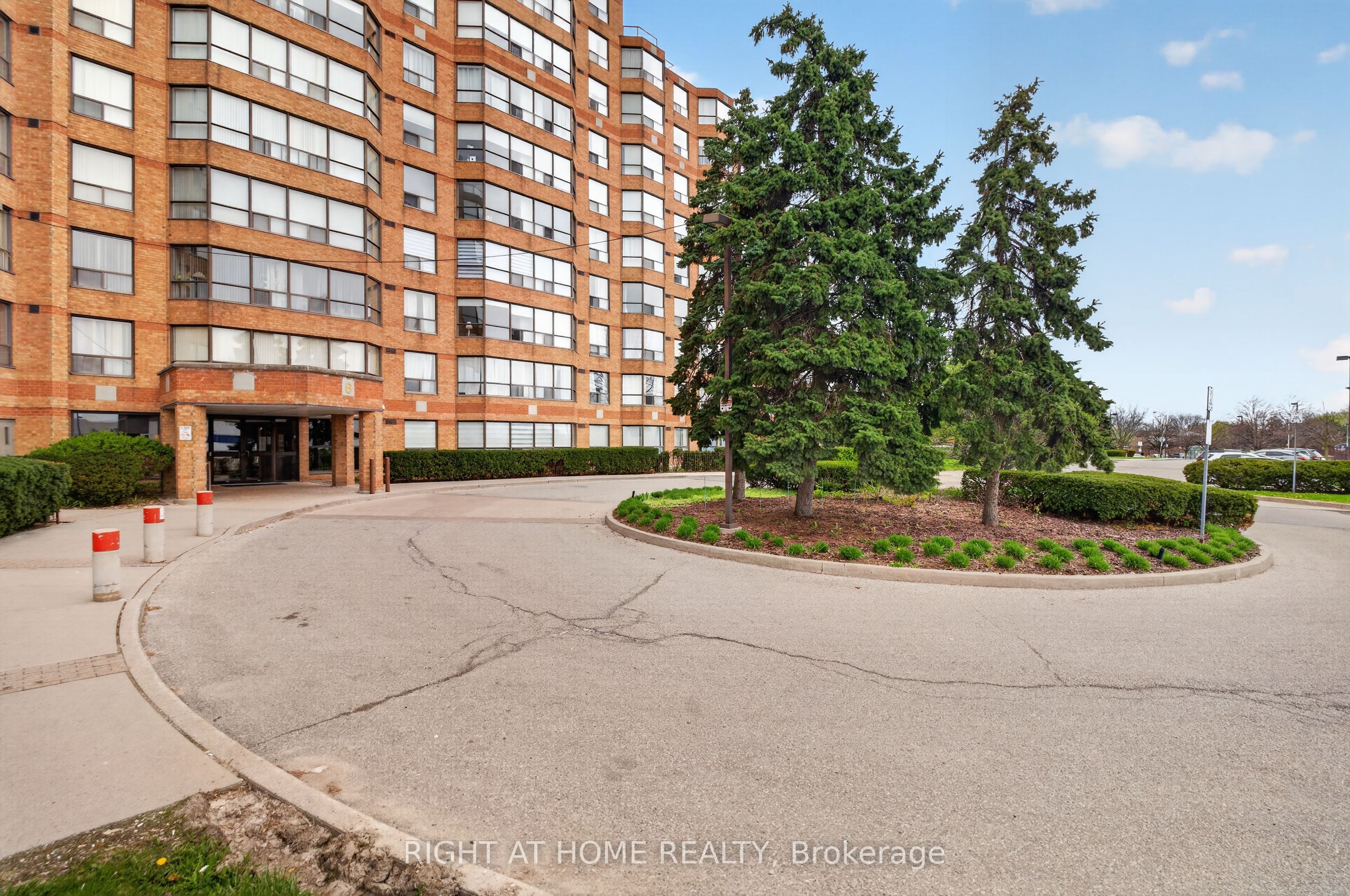 6 Humberline Drive 323