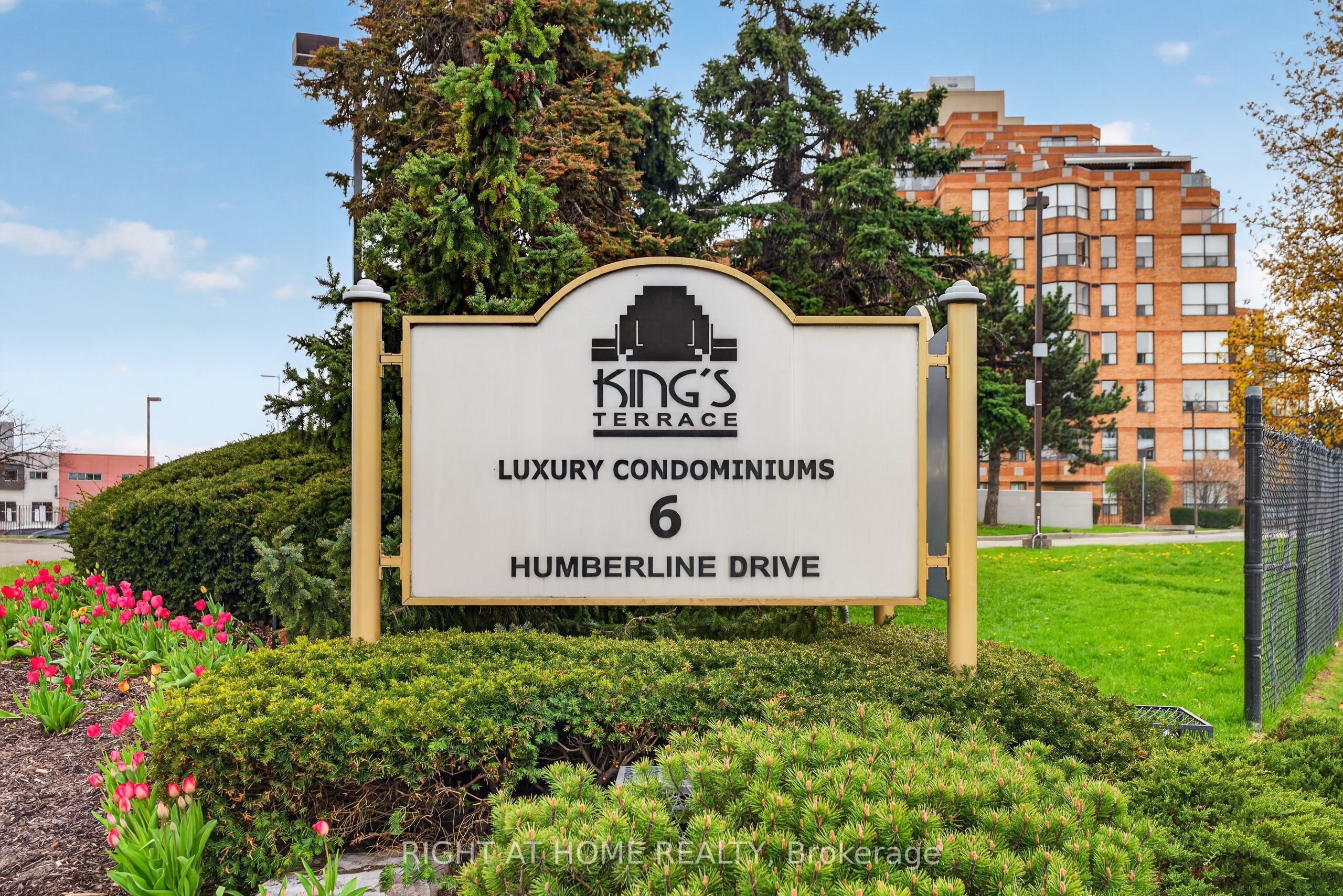 6 Humberline Drive 323