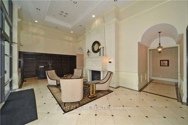 330 Red Maple Road 809