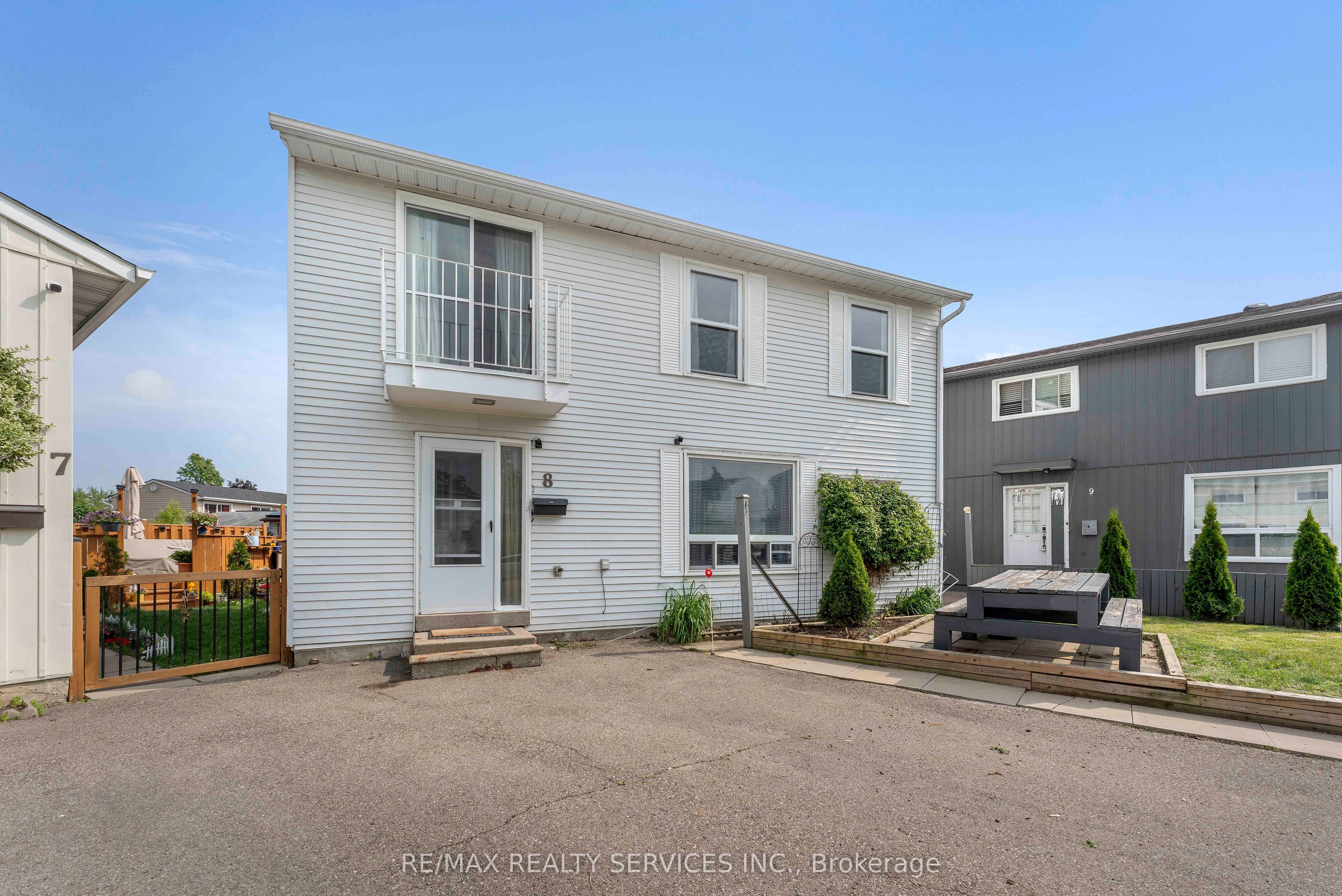 8 Heatherside Court S