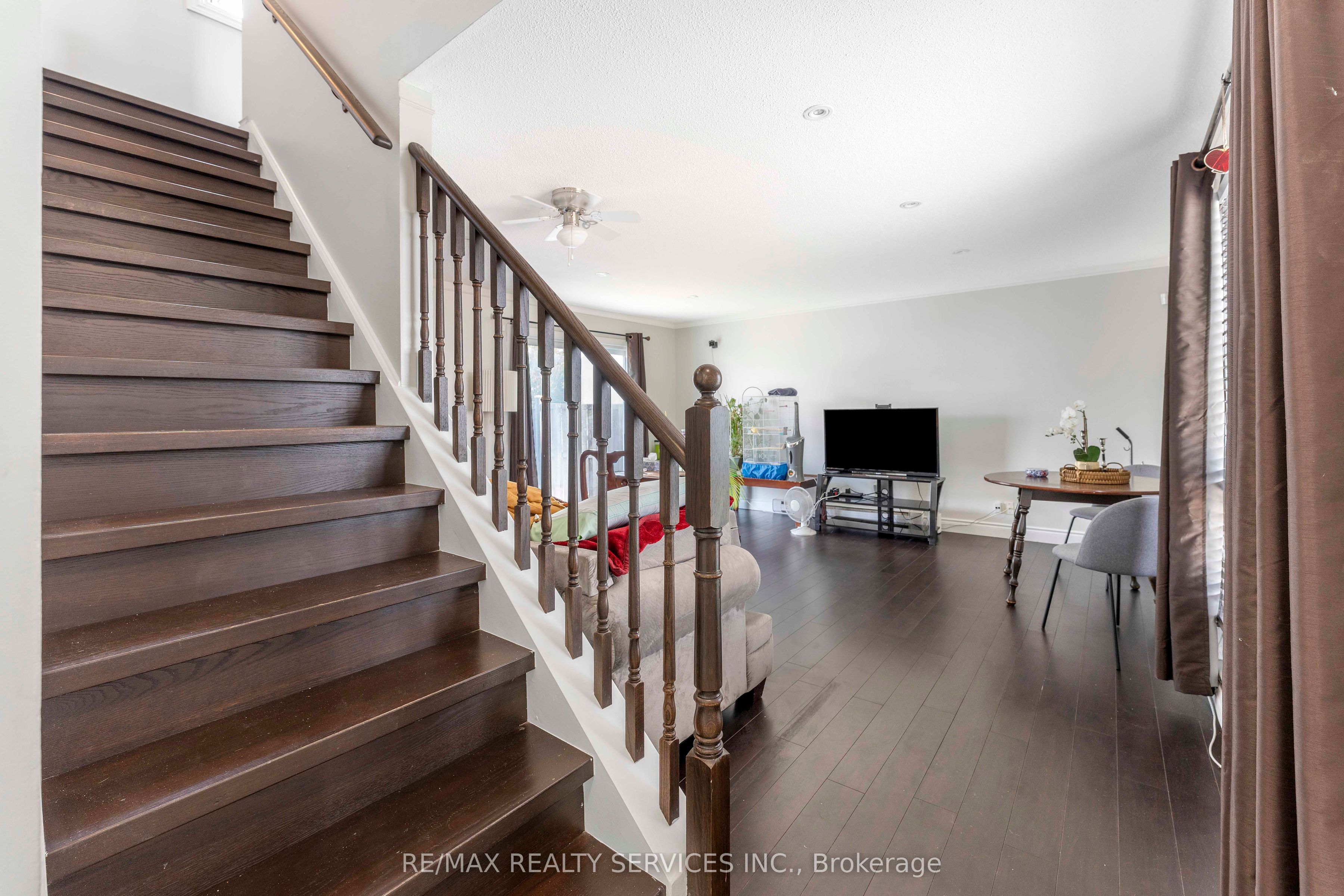 8 Heatherside Court S