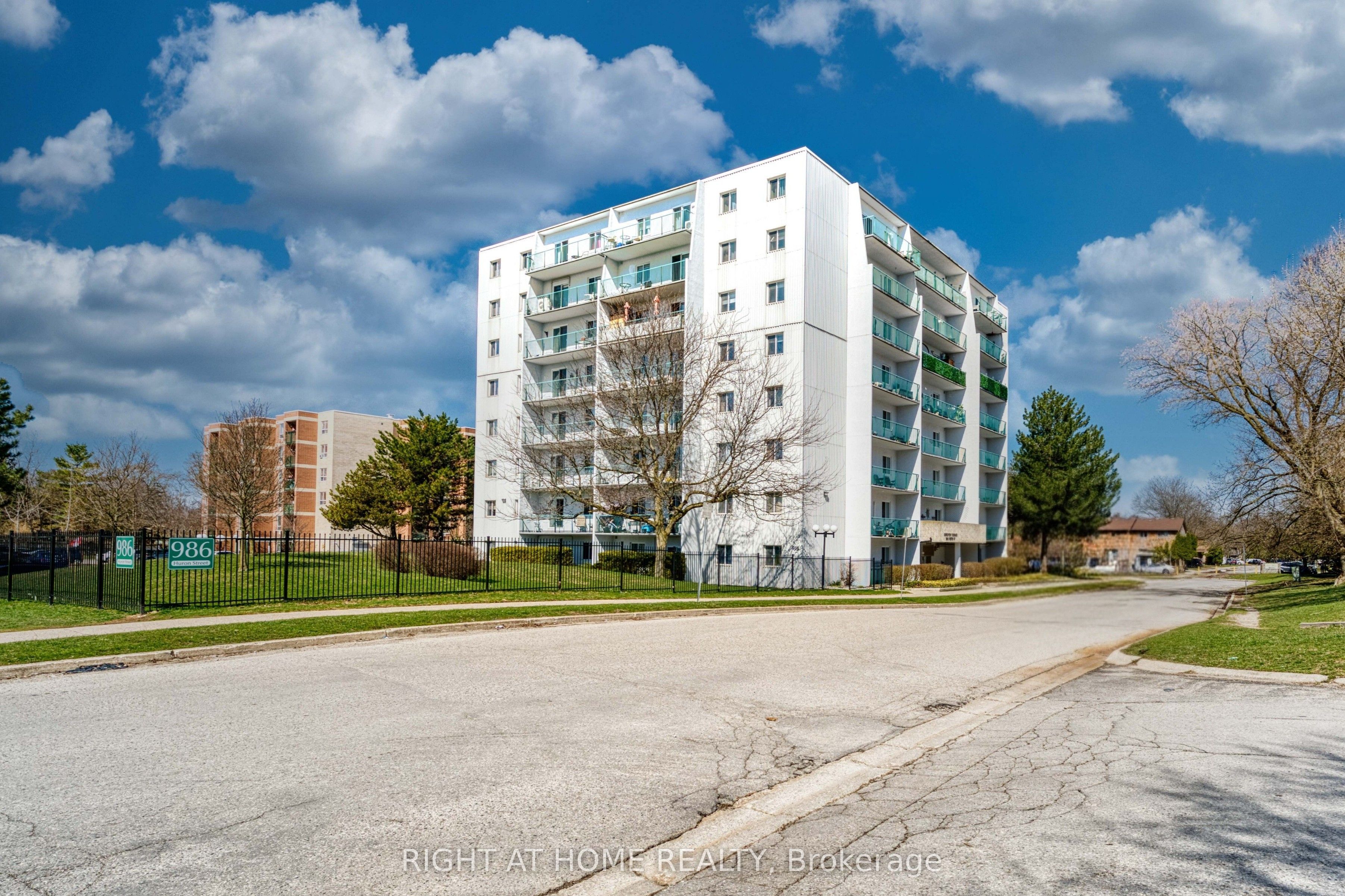 Photo 1 of 35 — 986 HURON Street 401, London East, ON N5Y 5E4