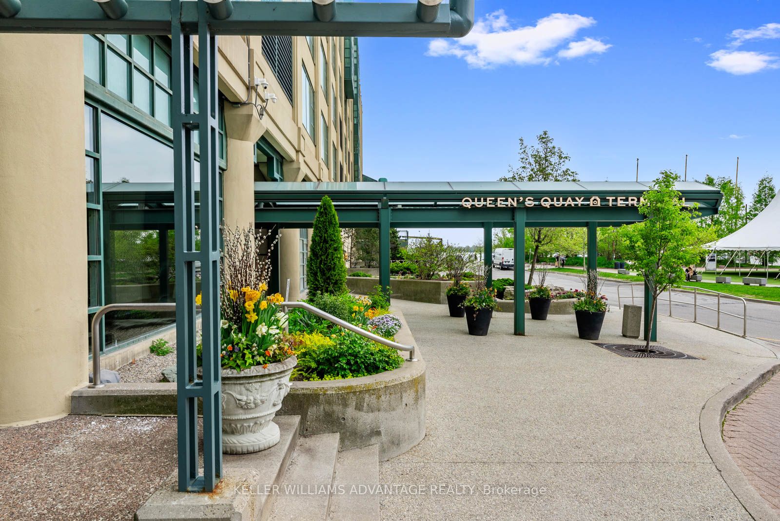 211 Queens Quay W 905/906