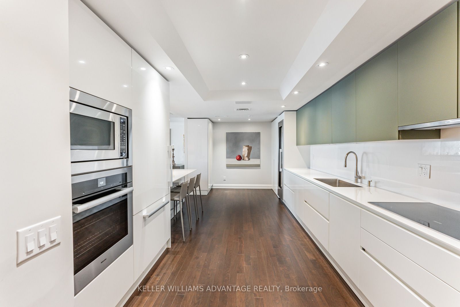 211 Queens Quay W 905/906