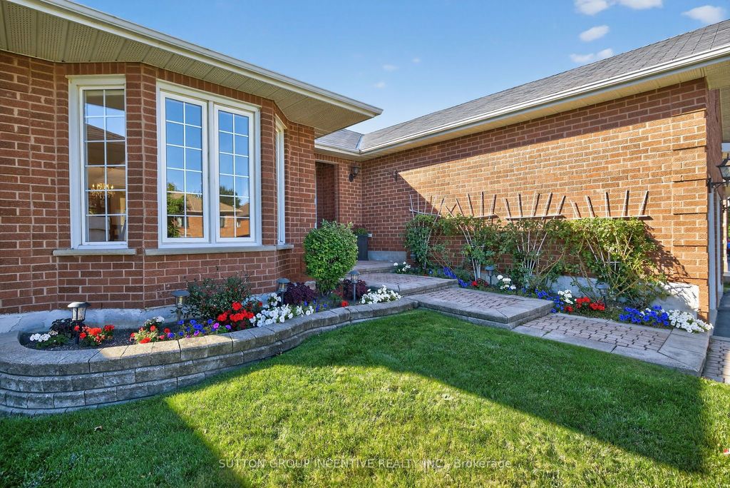 Photo of 21 Hartford Trail, Brampton, ON L6W 4K2 (MLS # W12458106)