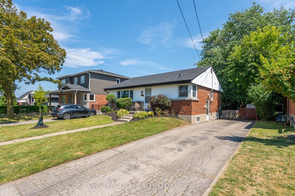 Photo of 309 East 45th Street, Hamilton, ON L8T 3K7 (MLS # X12451528)