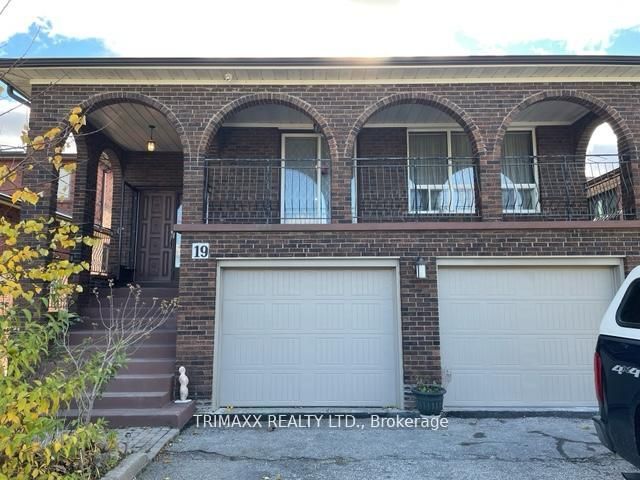 Photo 1 of 28 — 19 St Andrews Boulevard BSMT, Toronto, ON M9R 1V9