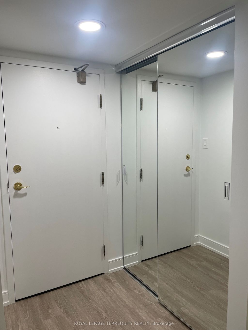 Photo of 2091 Hurontario Street #806, Mississauga, ON L5A 4E6 (MLS # W12632068)