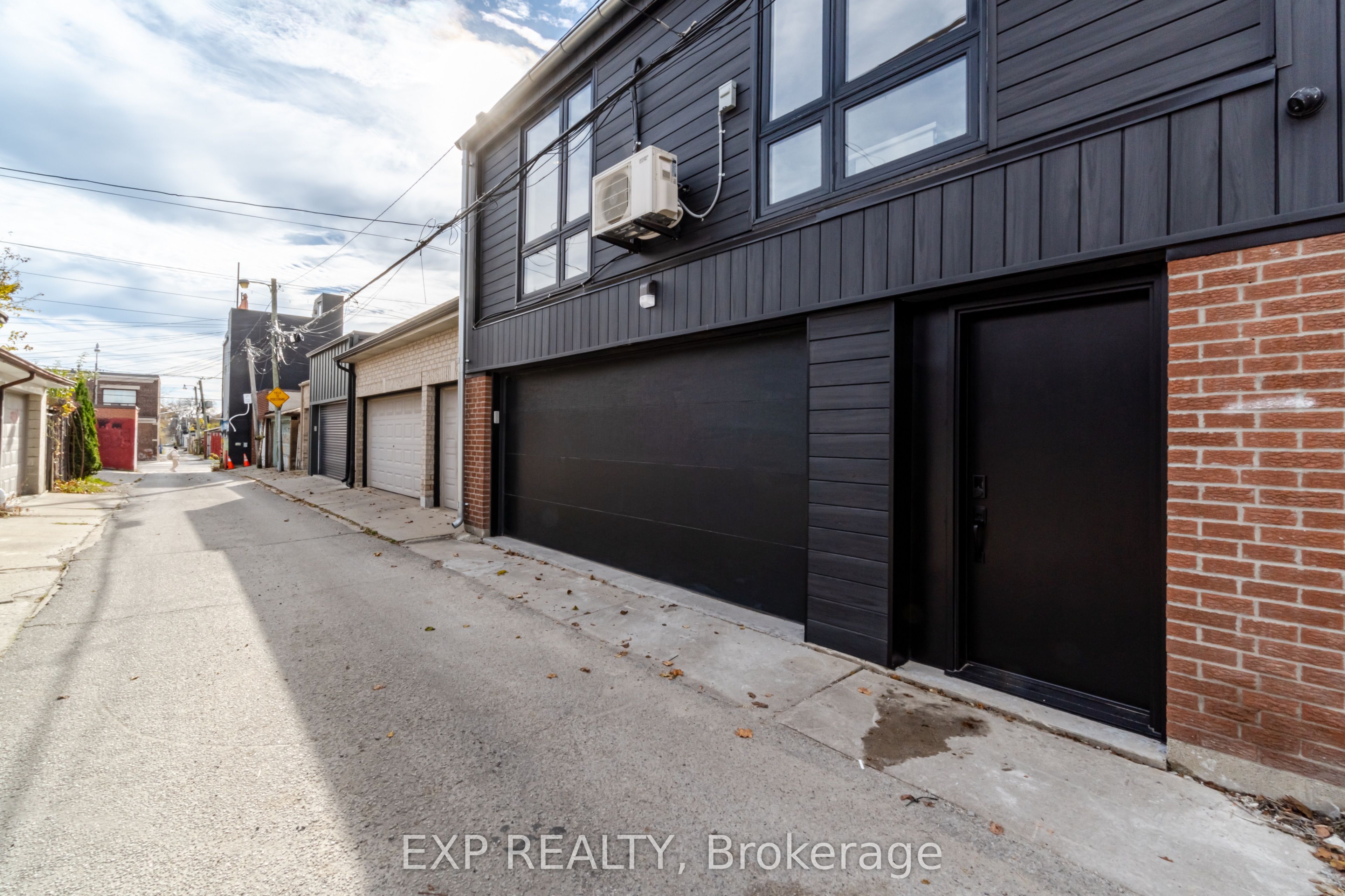 581 Crawford Street Laneway