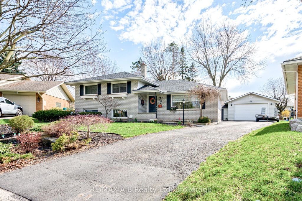 Photo of 19 Linton Place, Kitchener, ON N2B 2K1 (MLS # X13027398)