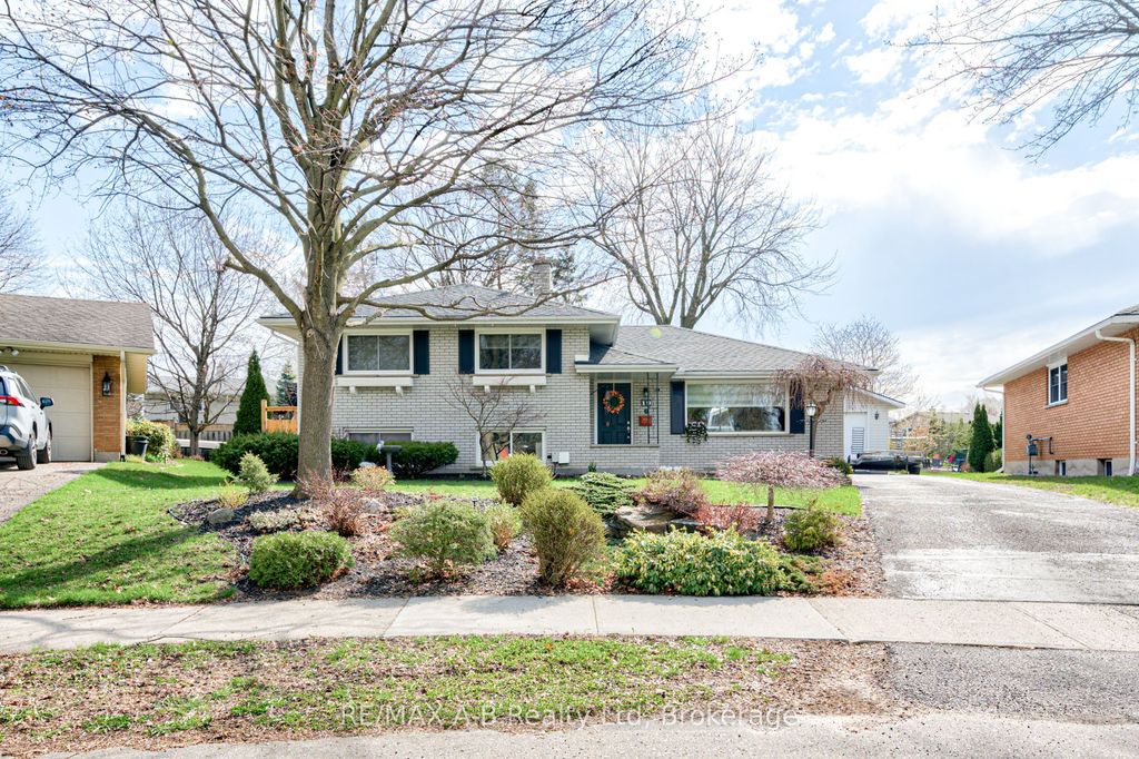 Photo of 19 Linton Place, Kitchener, ON N2B 2K1 (MLS # X13027398)