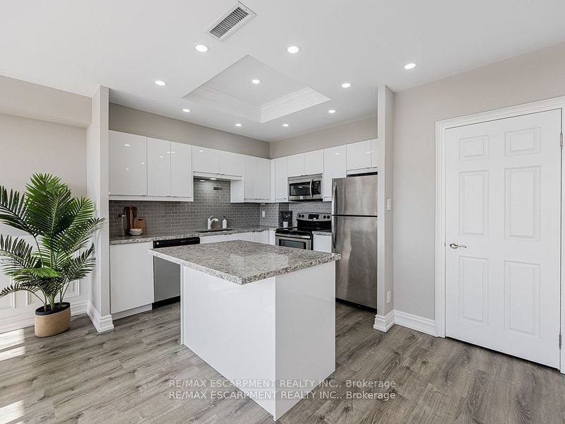 880 Dundas Street W UPH7