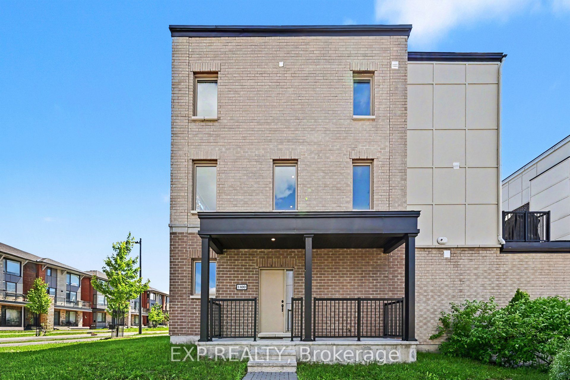 Photo 1 of 27 — 1400 Hemlock Road, Manor Park - Cardinal Glen and Area, ON K1K 5A8