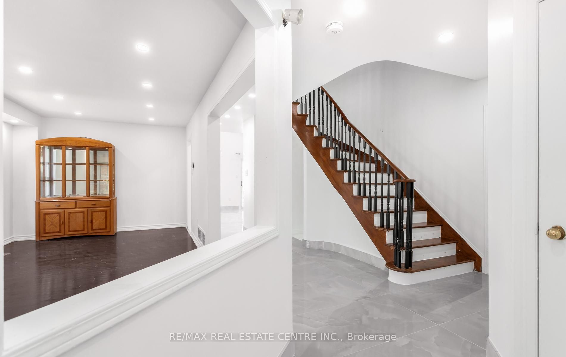 2874 Gardenview Crescent Upper
