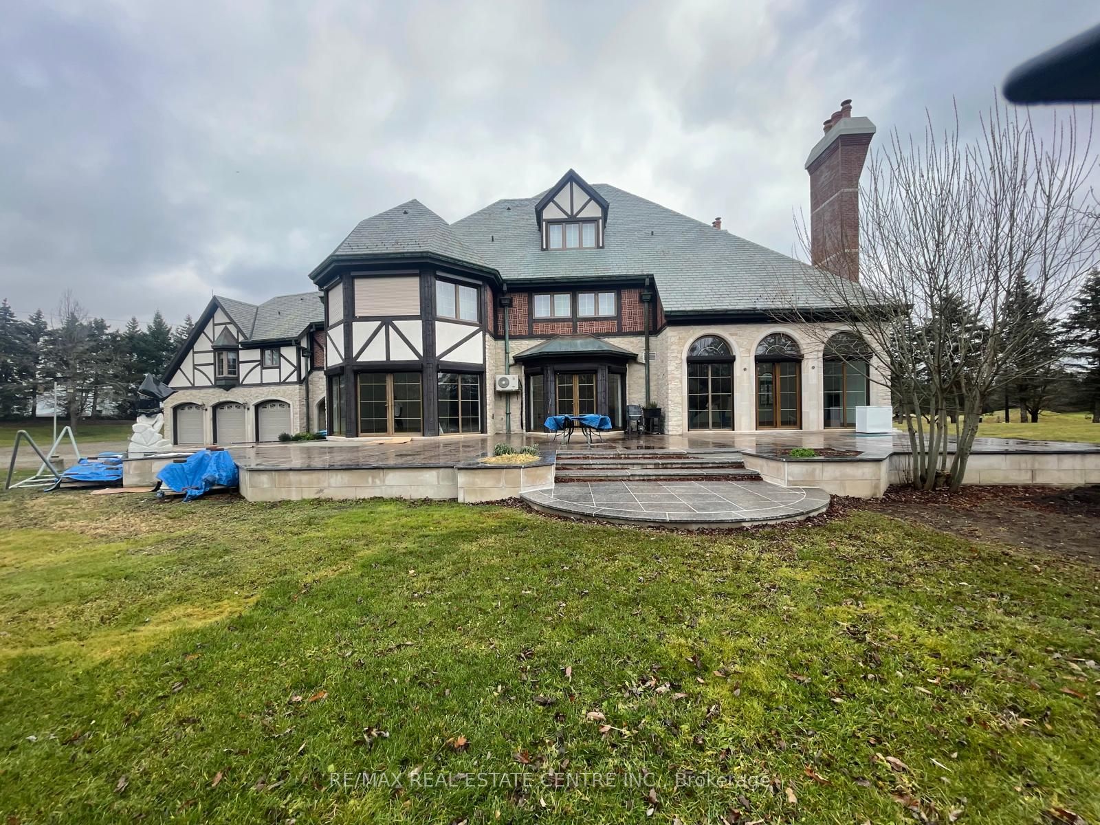 2 Edgeforest Drive