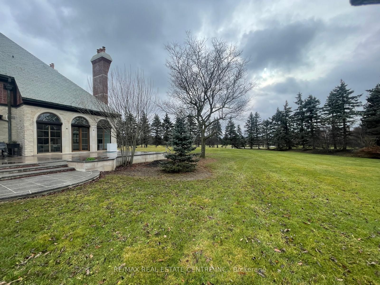 2 Edgeforest Drive
