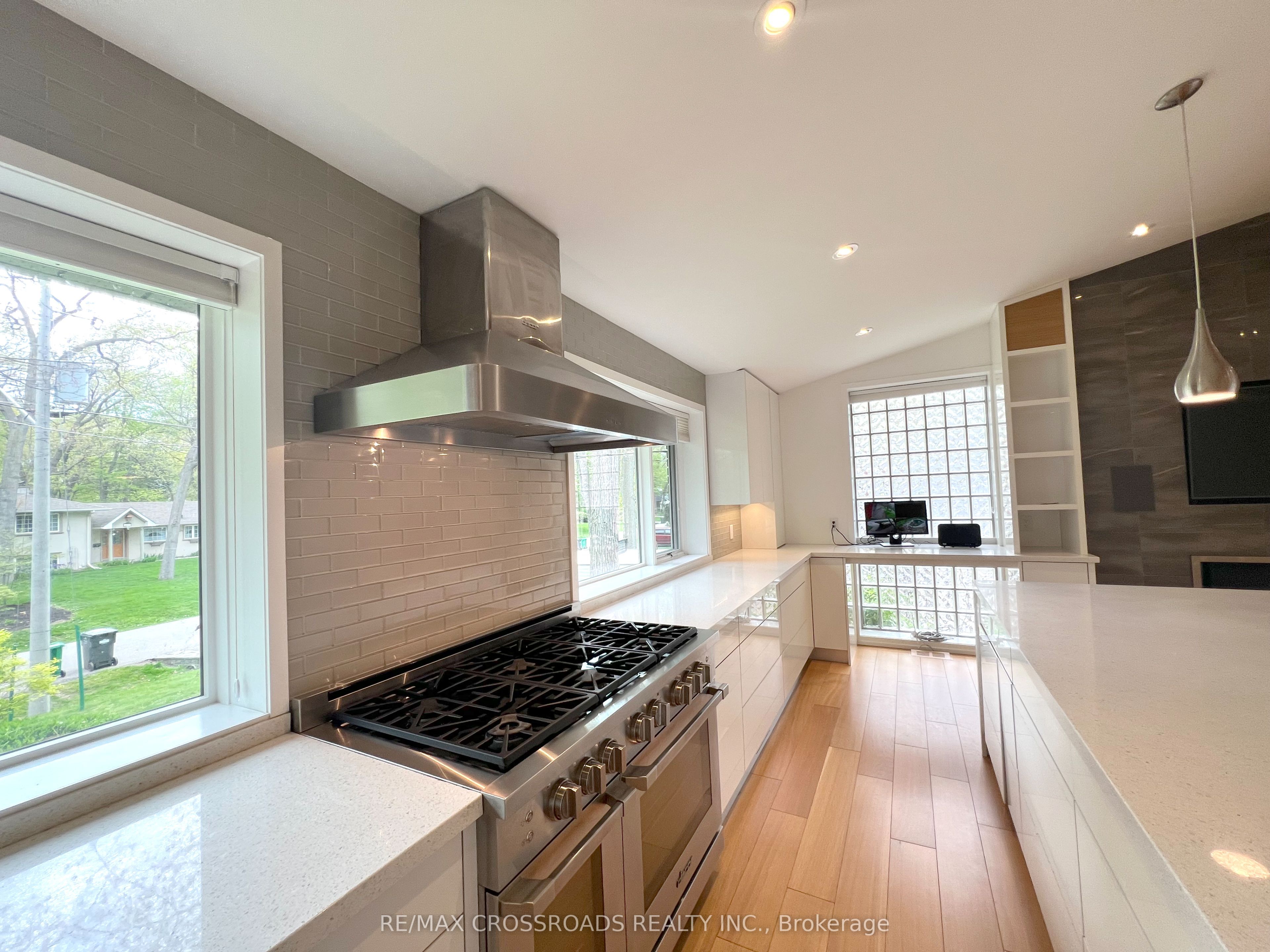 1532 Merrow Road