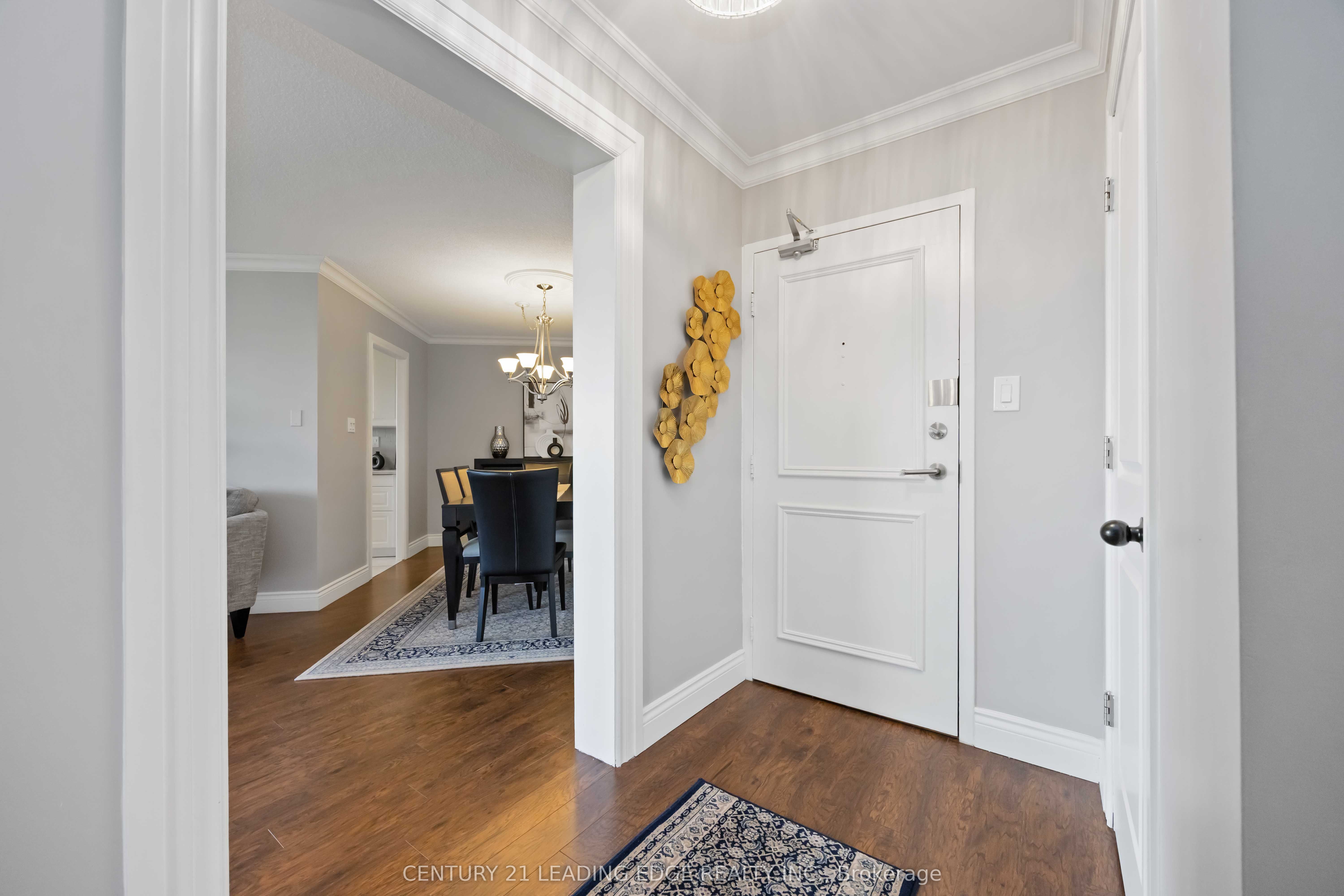 7811 Yonge Street 811