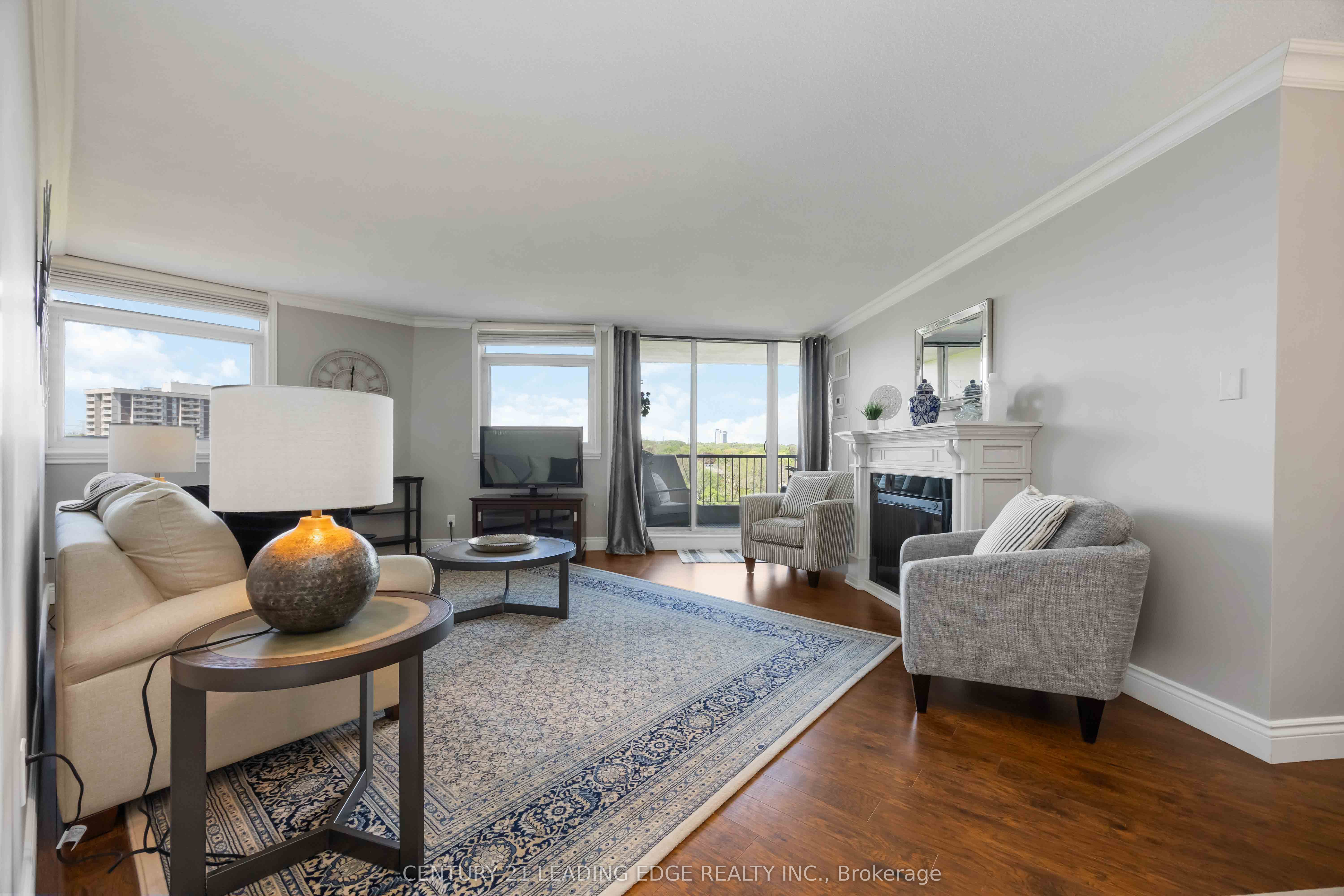 7811 Yonge Street 811