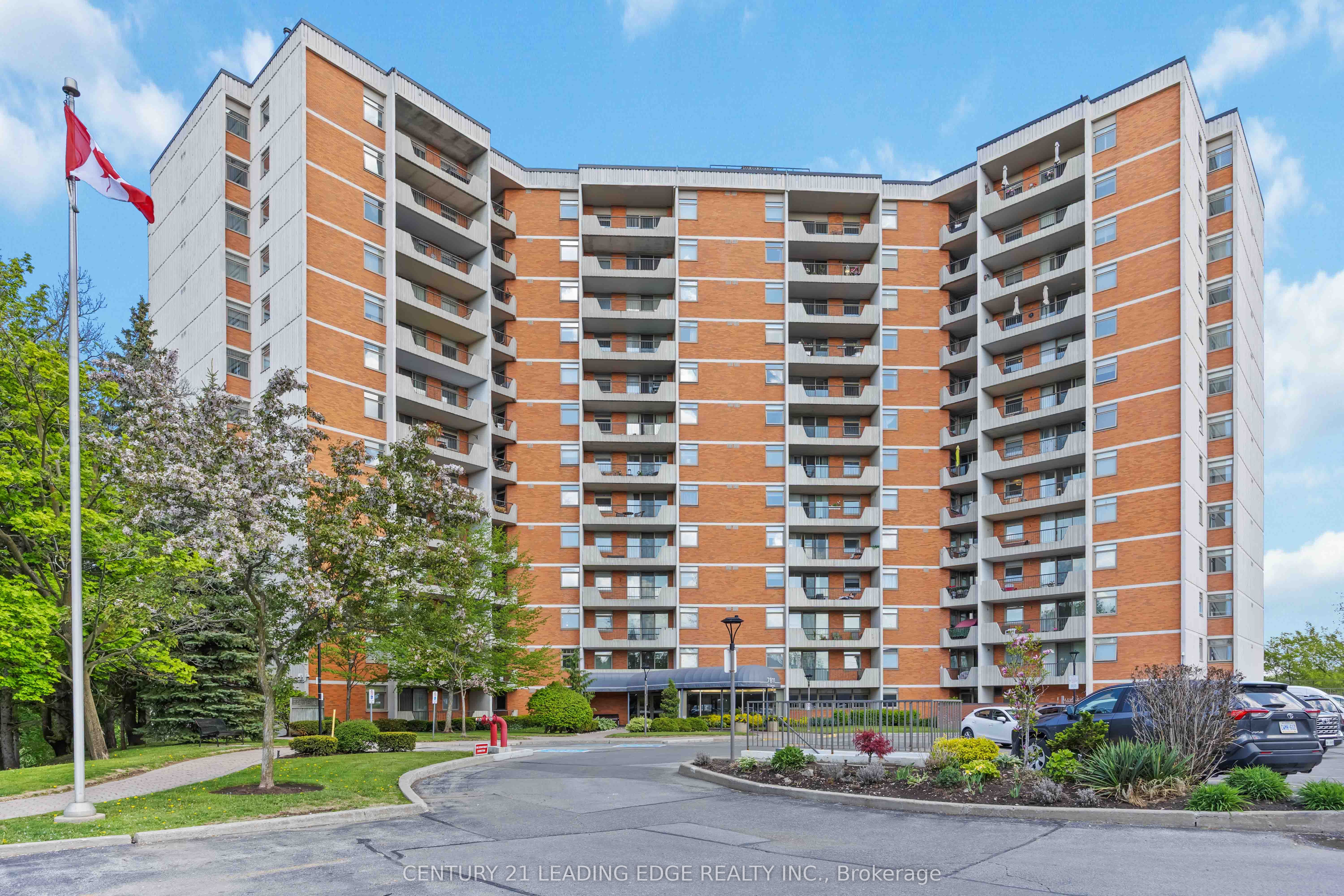 7811 Yonge Street 811