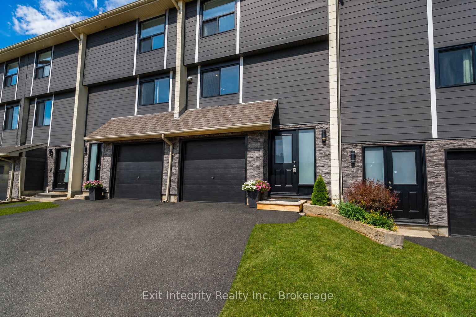 Photo 1 of 45 — 135 Chalmers Street S 18, Cambridge, ON N1R 6M2