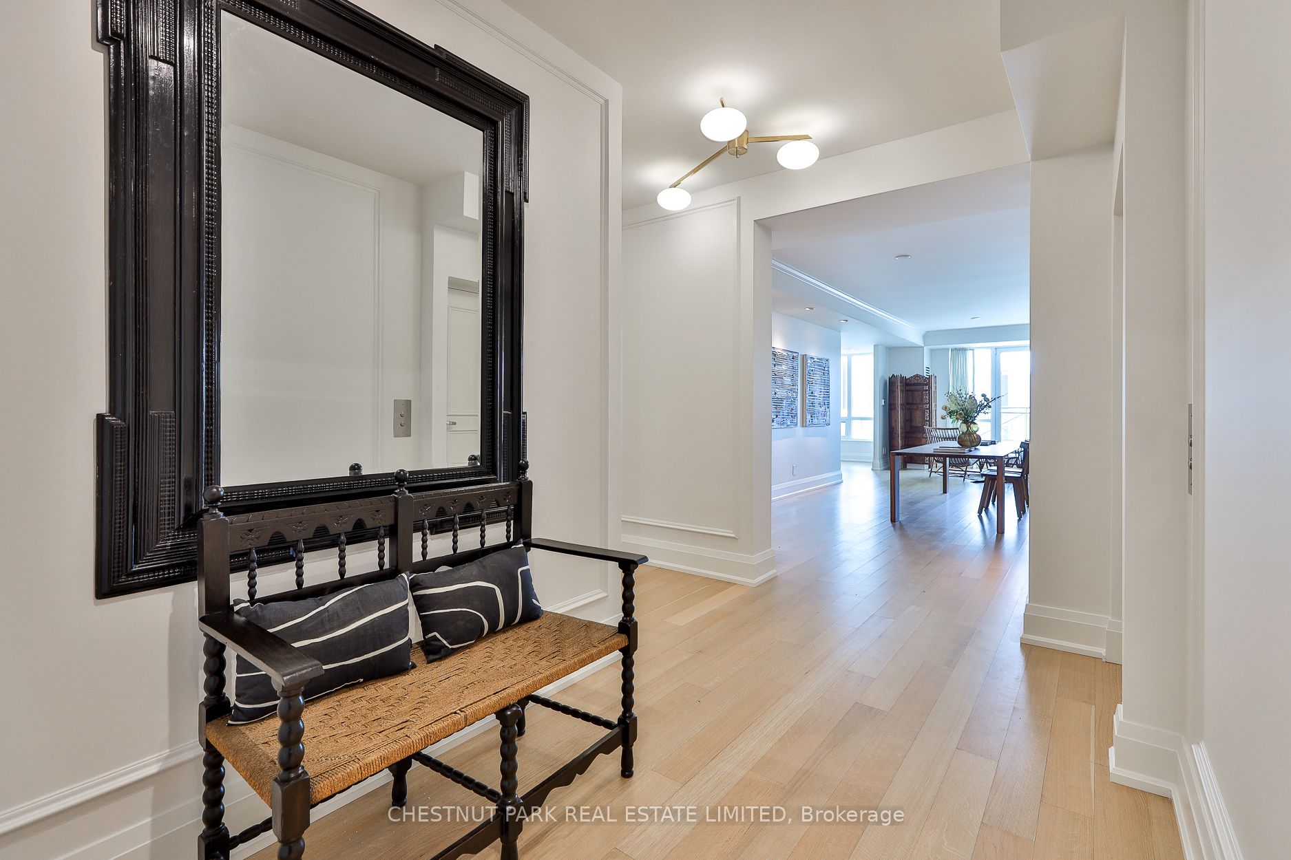 25 Scrivener Square 909