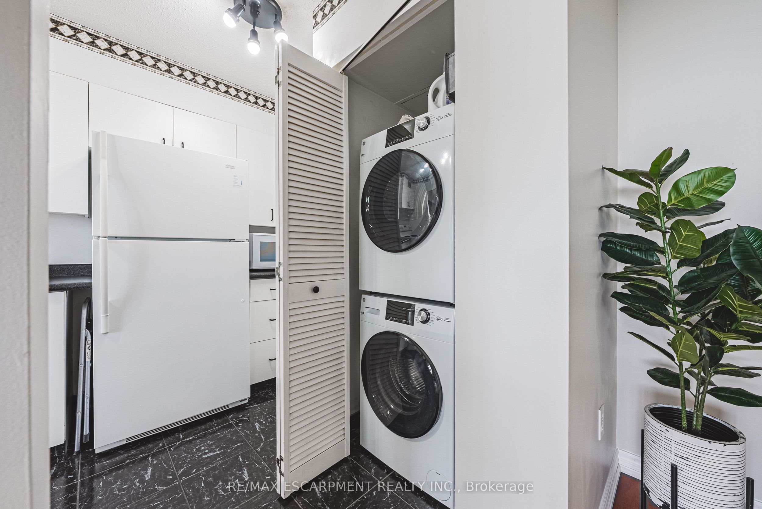 2055 UPPER MIDDLE Road 1206