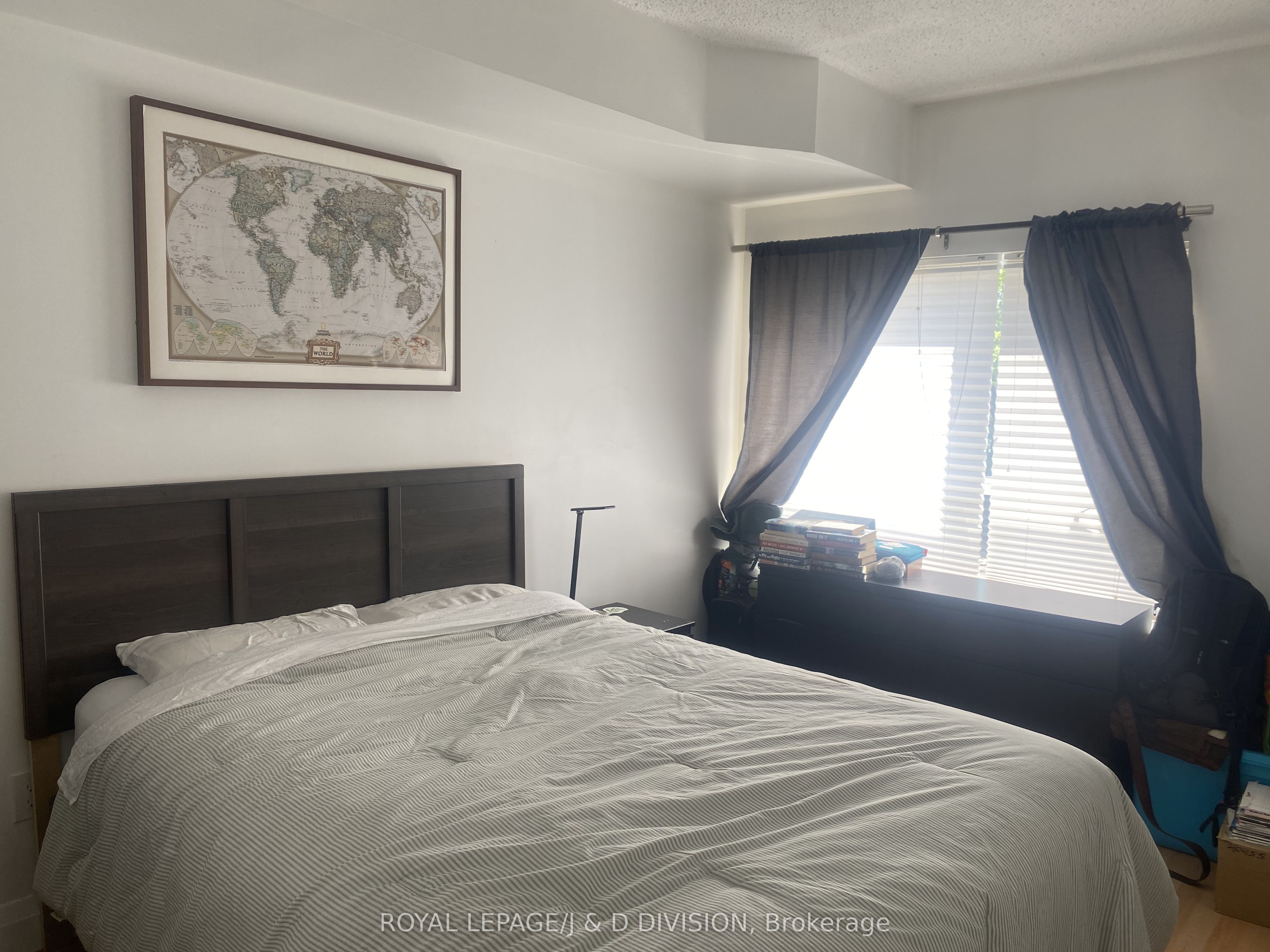 2495 Dundas Street W 208