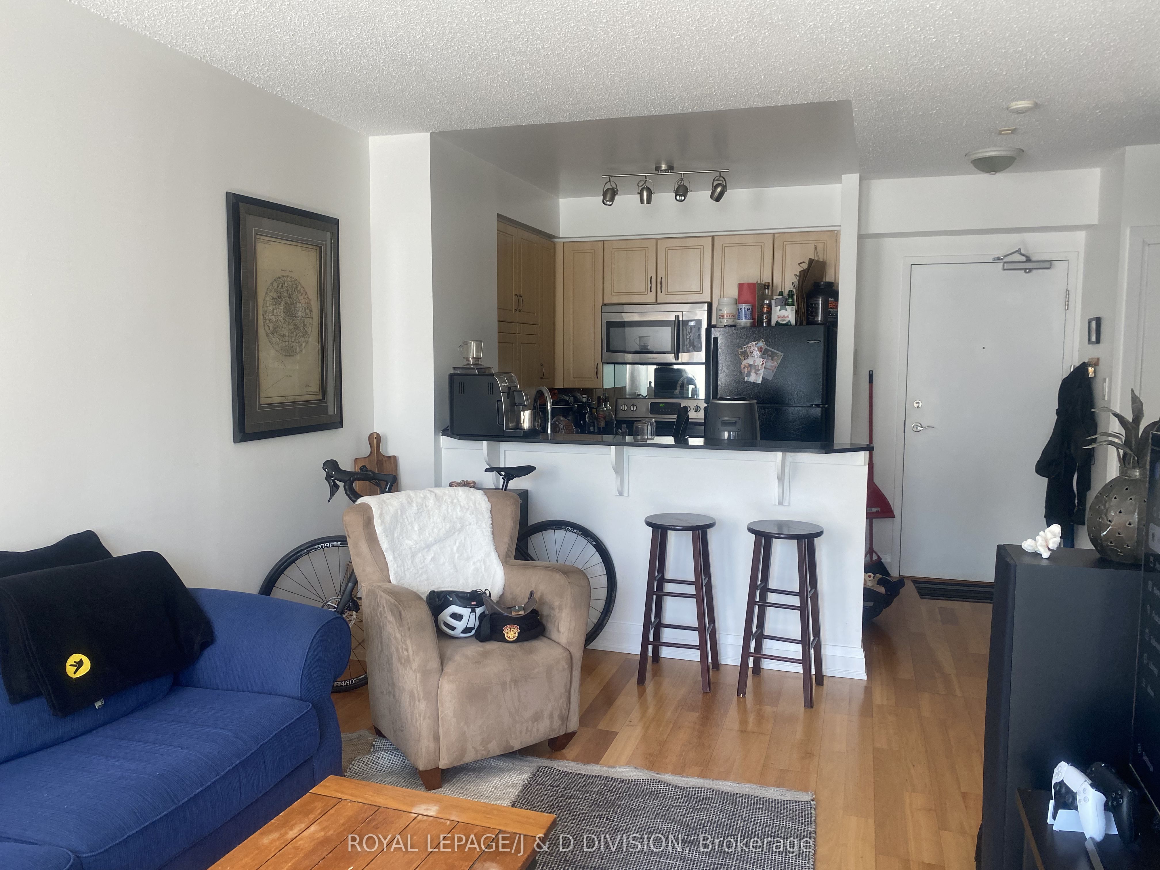 2495 Dundas Street W 208