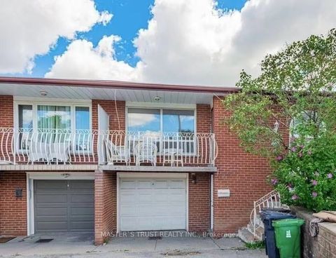 25 Navaho Drive Toronto ON M2H 2X2